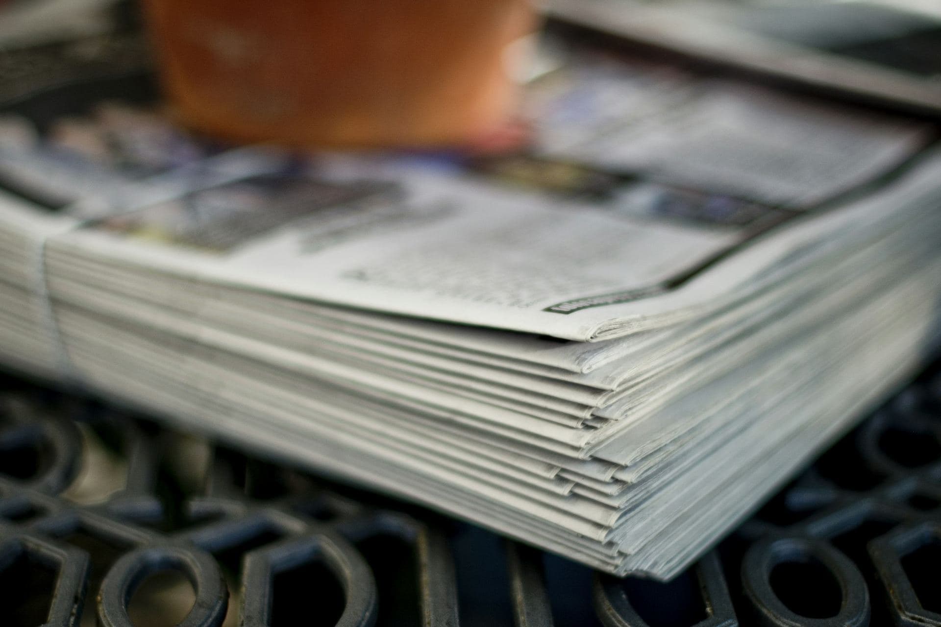 Pile de journaux pliés en gros plan, faible profondeur de champ