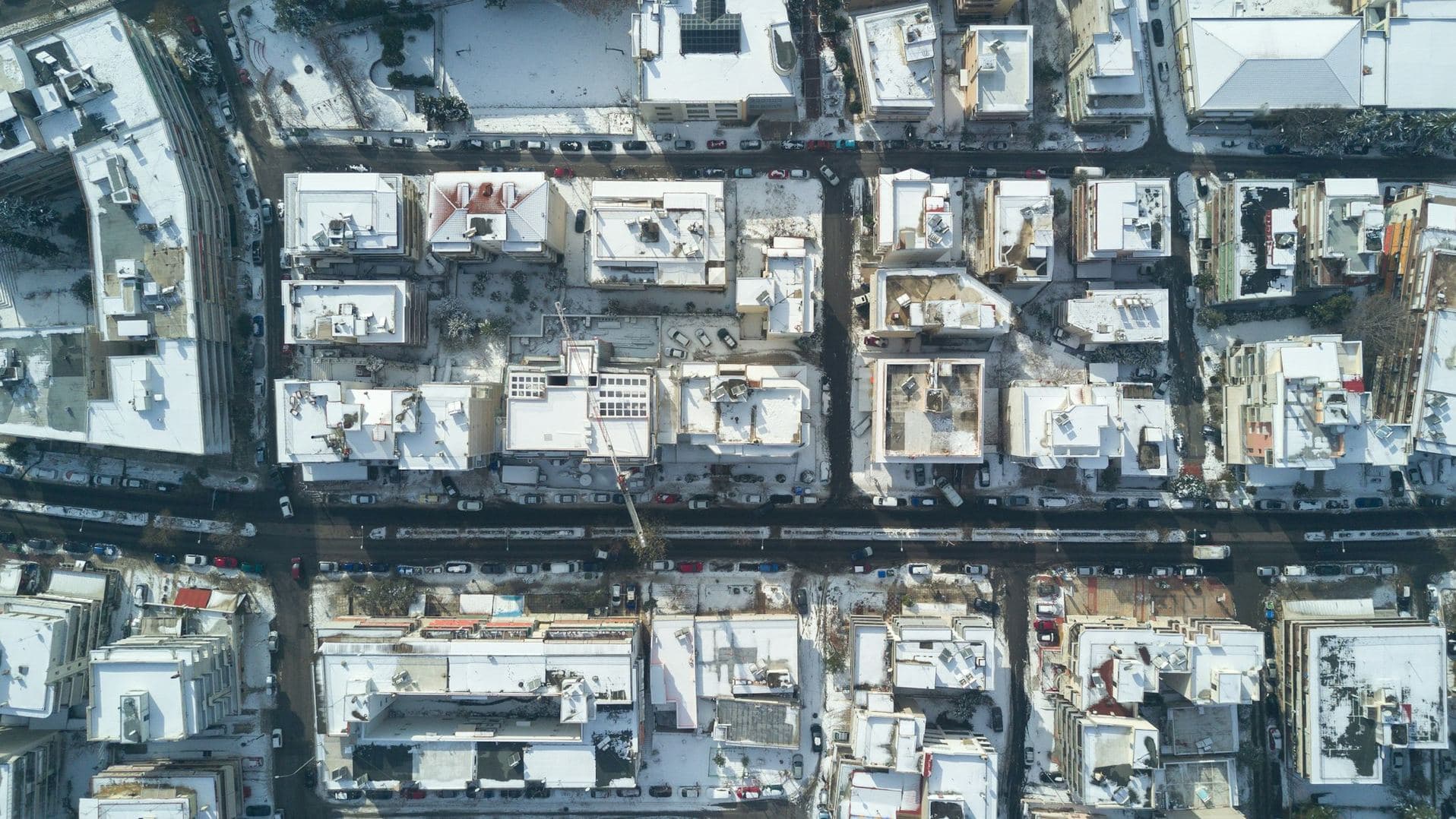Vue aérienne zénithale d'îlots urbains denses séparés par des rues rectilignes