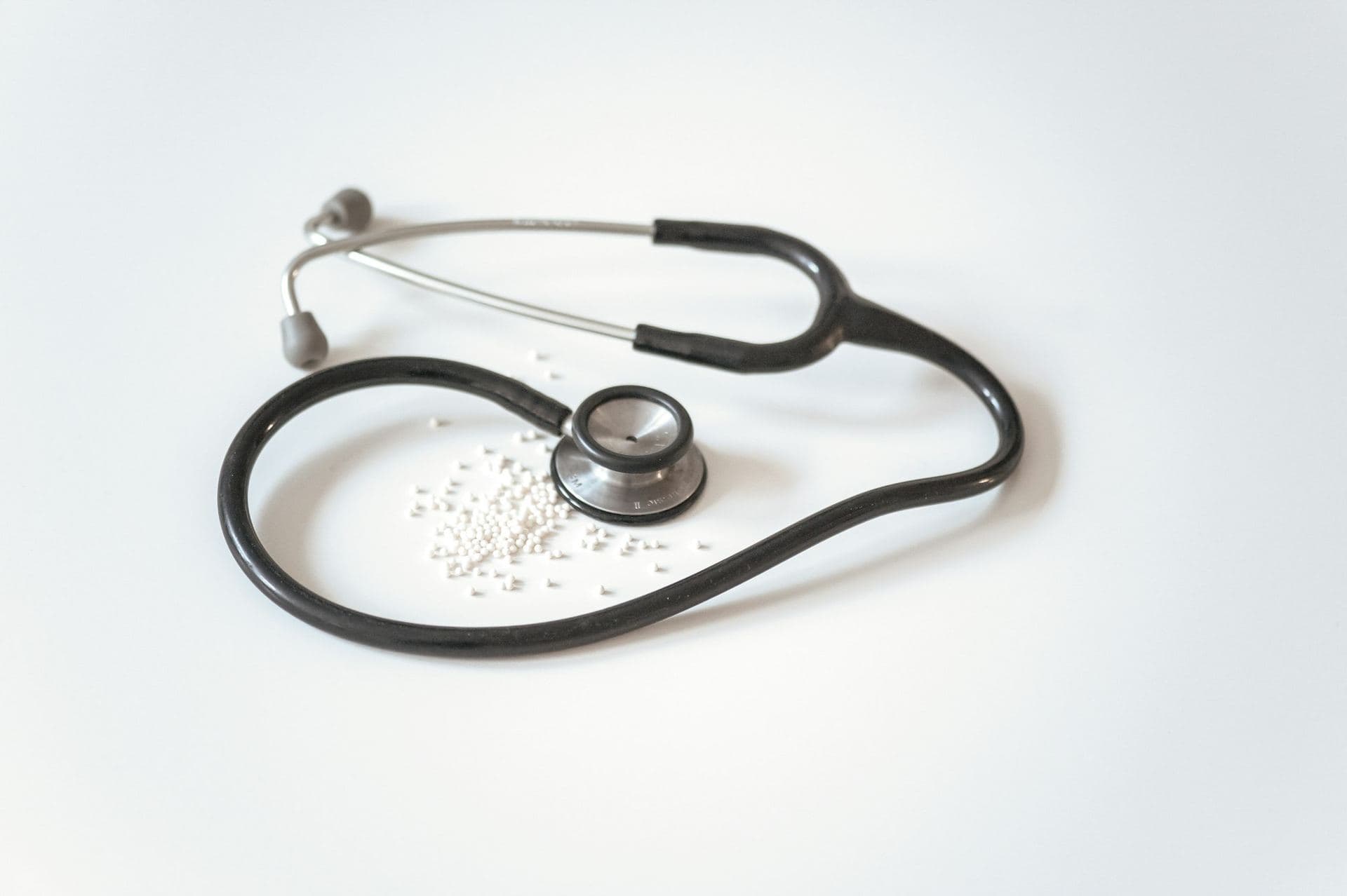 Stéthoscope posé sur une surface blanche